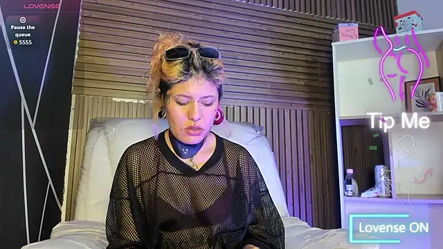 Snapshot of MistressMariam_ chatting on 11.19.25 MistressMariam online show from 11.19.25