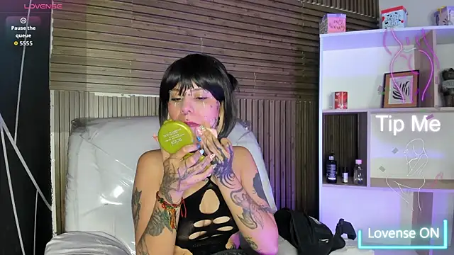 Snapshot of MistressMariam_ chatting on 11.20.25 MistressMariam online show from 11.20.25