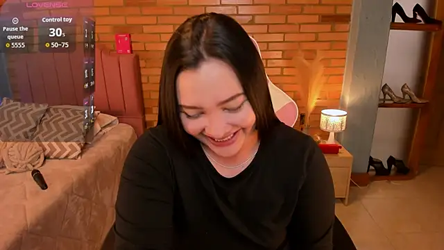 Snapshot of amaia_monet chatting on 05.17.26 amaia monet online show from 05.17.26