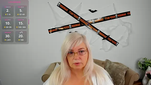 Snapshot of Hella_Fabel chatting on 10.29.25 Hella Fabel online show from 10.29.25