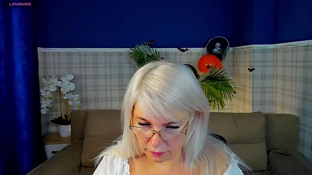 Snapshot of Hella_Fabel chatting on 10.31.25 Hella Fabel online show from 10.31.25