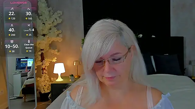 Snapshot of Hella_Fabel chatting on 11.16.25 Hella Fabel online show from 11.16.25