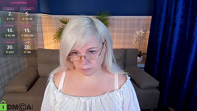 Snapshot of Hella_Fabel chatting on 11.22.25 Hella Fabel online show from 11.22.25