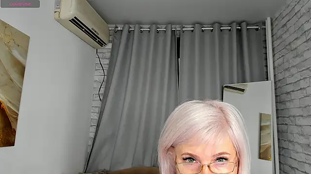 Snapshot of Hella_Fabel chatting on 12.14.25 Hella Fabel online show from 12.14.25