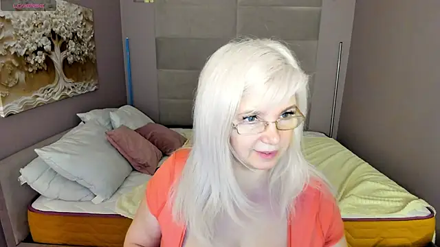 Snapshot of Hella_Fabel chatting on 05.25.26 Hella Fabel online show from 05.25.26