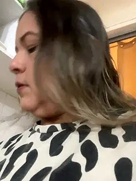 Snapshot of Lucy_Milf_474 chatting on 10.01.25 Lucy Milf 474 online show from 10.01.25