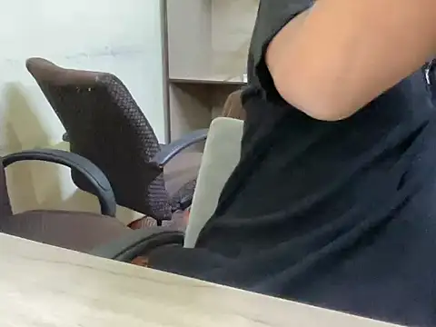 Snapshot of hot_genz chatting on 10.31.25 hot genz online show from 10.31.25