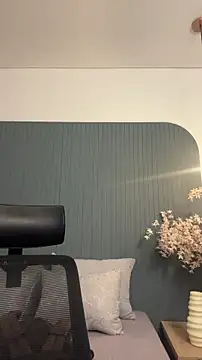 Snapshot of AliceRitter chatting on 12.15.25 AliceRitter online show from 12.15.25