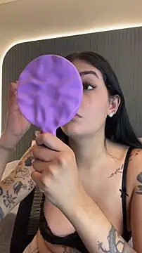 Snapshot of AliceRitter chatting on 12.18.25 AliceRitter online show from 12.18.25