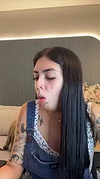 Snapshot of AliceRitter chatting on 12.19.25 AliceRitter online show from 12.19.25