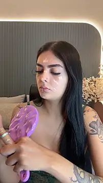 Snapshot of AliceRitter chatting on 12.20.25 AliceRitter online show from 12.20.25