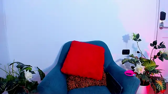 Snapshot of MilenaCrown chatting on 11.03.25 MilenaCrown online show from 11.03.25