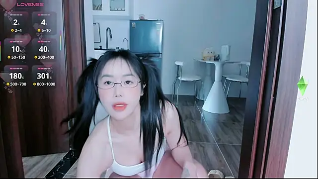 strawberry-ni online show from 10.27.25