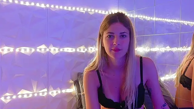 Snapshot of Aishha_ chatting on 09.17.25 Aishha online show from 09.17.25