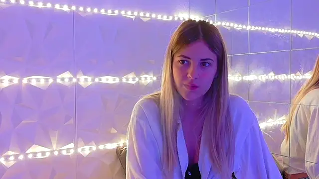 Snapshot of Aishha_ chatting on 09.19.25 Aishha online show from 09.19.25