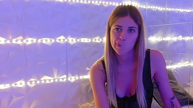 Snapshot of Aishha_ chatting on 09.23.25 Aishha online show from 09.23.25