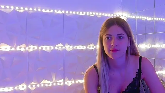 Snapshot of Aishha_ chatting on 09.25.25 Aishha online show from 09.25.25