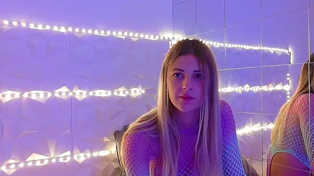 Snapshot of Aishha_ chatting on 09.29.25 Aishha online show from 09.29.25