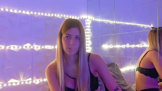 Snapshot of Aishha_ chatting on 10.02.25 Aishha online show from 10.02.25