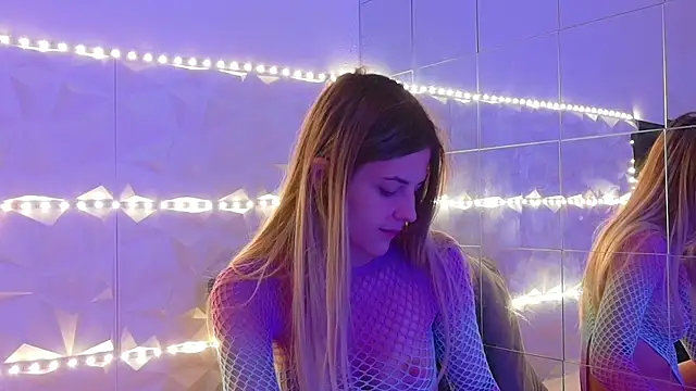 Snapshot of Aishha_ chatting on 10.06.25 Aishha online show from 10.06.25