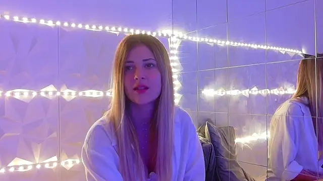 Snapshot of Aishha_ chatting on 10.07.25 Aishha online show from 10.07.25