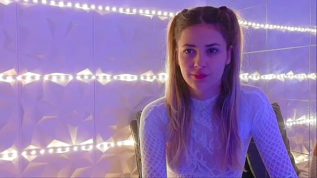 Snapshot of Aishha_ chatting on 10.27.25 Aishha online show from 10.27.25