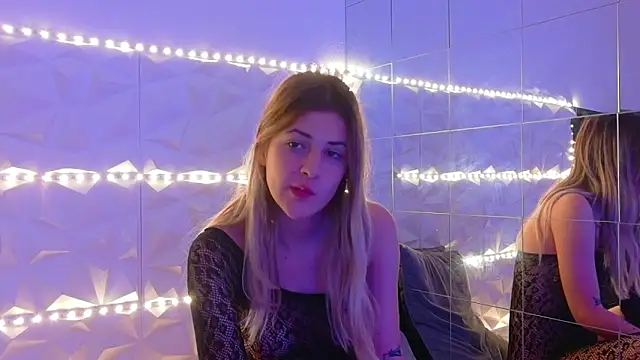 Snapshot of Aishha_ chatting on 10.31.25 Aishha online show from 10.31.25