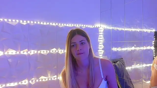 Snapshot of Aishha_ chatting on 11.17.25 Aishha online show from 11.17.25