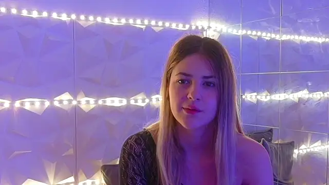 Snapshot of Aishha_ chatting on 11.21.25 Aishha online show from 11.21.25