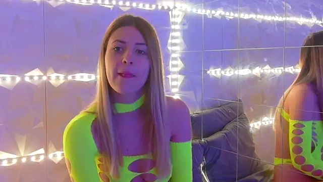 Snapshot of Aishha_ chatting on 11.26.25 Aishha online show from 11.26.25