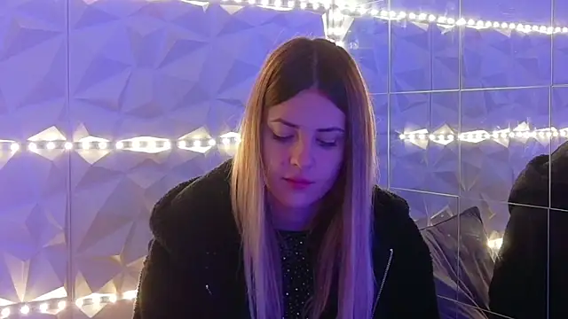 Snapshot of Aishha_ chatting on 12.02.25 Aishha online show from 12.02.25