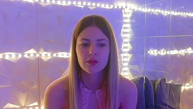 Snapshot of Aishha_ chatting on 12.15.25 Aishha online show from 12.15.25