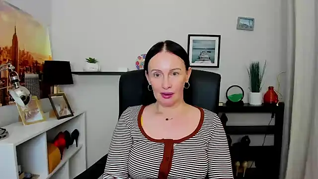 Snapshot of Velvet_Jasmine chatting on 10.14.25 Velvet Jasmine online show from 10.14.25