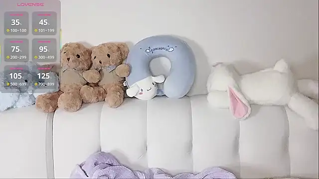 Snapshot of LuLu-Moon chatting on 10.24.25 LuLu-Moon online show from 10.24.25