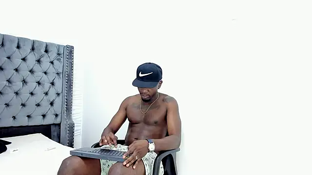 Snapshot of DOUGLAS_099 chatting on 10.11.25 DOUGLAS 099 online show from 10.11.25