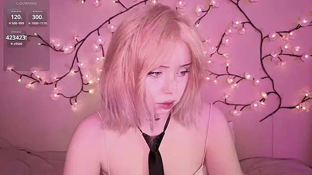 Snapshot of RileyVice chatting on 04.17.26 RileyVice online show from 04.17.26