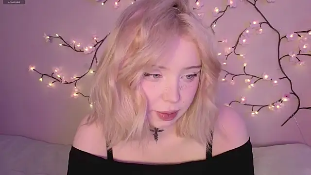 Snapshot of RileyVice chatting on 05.01.26 RileyVice online show from 05.01.26