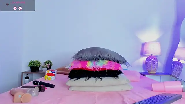 hailey hadid online show from 11.25.25