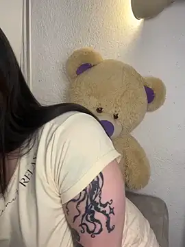 Snapshot of NicoleLeinn chatting on 10.22.25 NicoleLeinn online show from 10.22.25