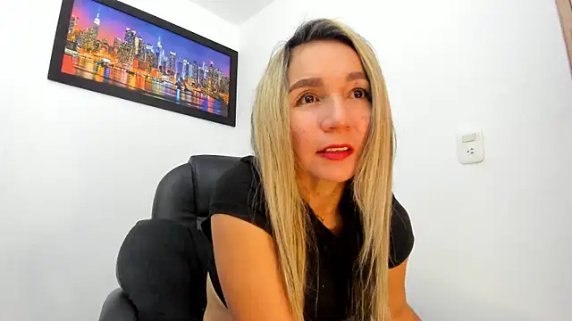 Snapshot of Ms_lunaRose chatting on 12.03.25 Ms lunaRose online show from 12.03.25