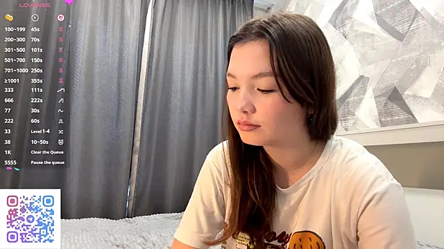 KiraVelvet online show from 10.28.25