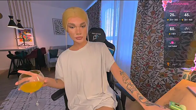 Snapshot of my-muse chatting on 10.03.25 my-muse online show from 10.03.25