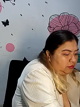 Snapshot of curvy_diva_ chatting on 10.14.25 curvy diva online show from 10.14.25