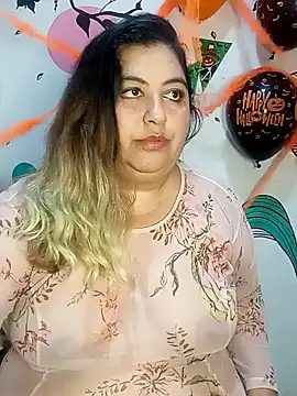 Snapshot of curvy_diva_ chatting on 10.28.25 curvy diva online show from 10.28.25