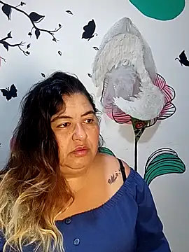 Snapshot of curvy_diva_ chatting on 12.15.25 curvy diva online show from 12.15.25