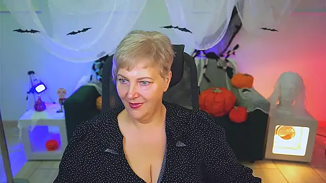 Snapshot of MaryMogan chatting on 10.17.25 MaryMogan online show from 10.17.25