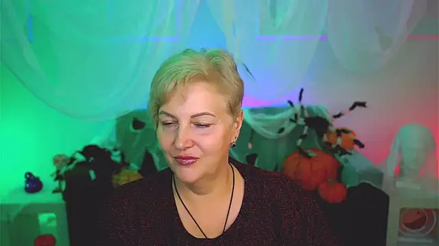 Snapshot of MaryMogan chatting on 10.26.25 MaryMogan online show from 10.26.25