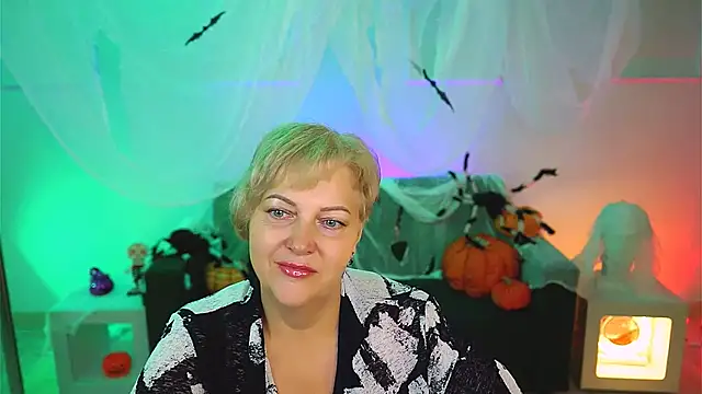 Snapshot of MaryMogan chatting on 10.30.25 MaryMogan online show from 10.30.25