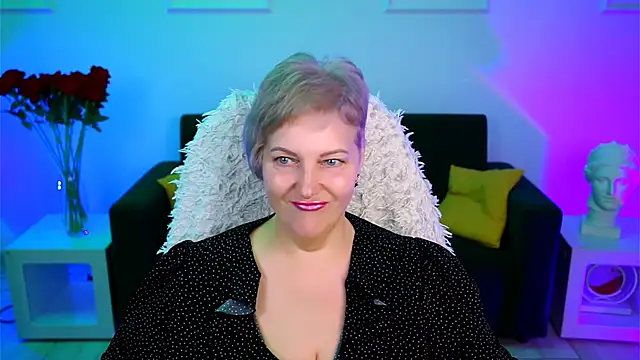 Snapshot of MaryMogan chatting on 11.17.25 MaryMogan online show from 11.17.25