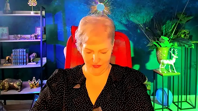 Snapshot of MaryMogan chatting on 11.25.25 MaryMogan online show from 11.25.25